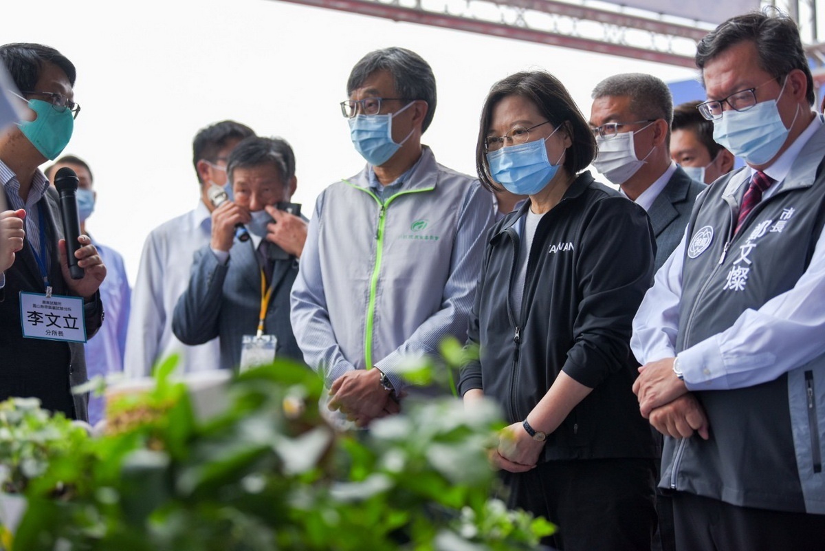 蔡英文總統出席「2020第15屆台灣國際農業機械暨資材展」，前往農糧署旗鑑計畫成果發表會，瞭解「農業新南向國家隊」推動成果。