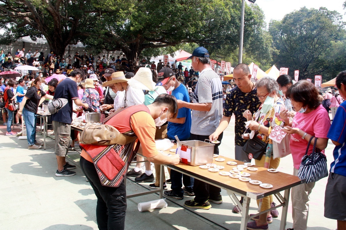 現場民眾試吃並進行評分。（記者扶小萍攝）