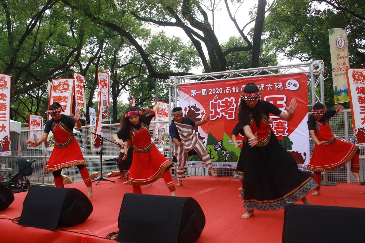 會場中原鄉文化藝術團隊表演。（記者扶小萍攝）