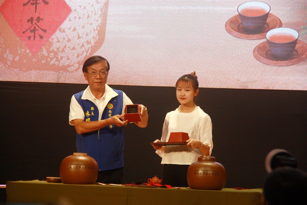 林縣長展鹿谷凍頂茶予以封茶。(記者扶小萍攝)