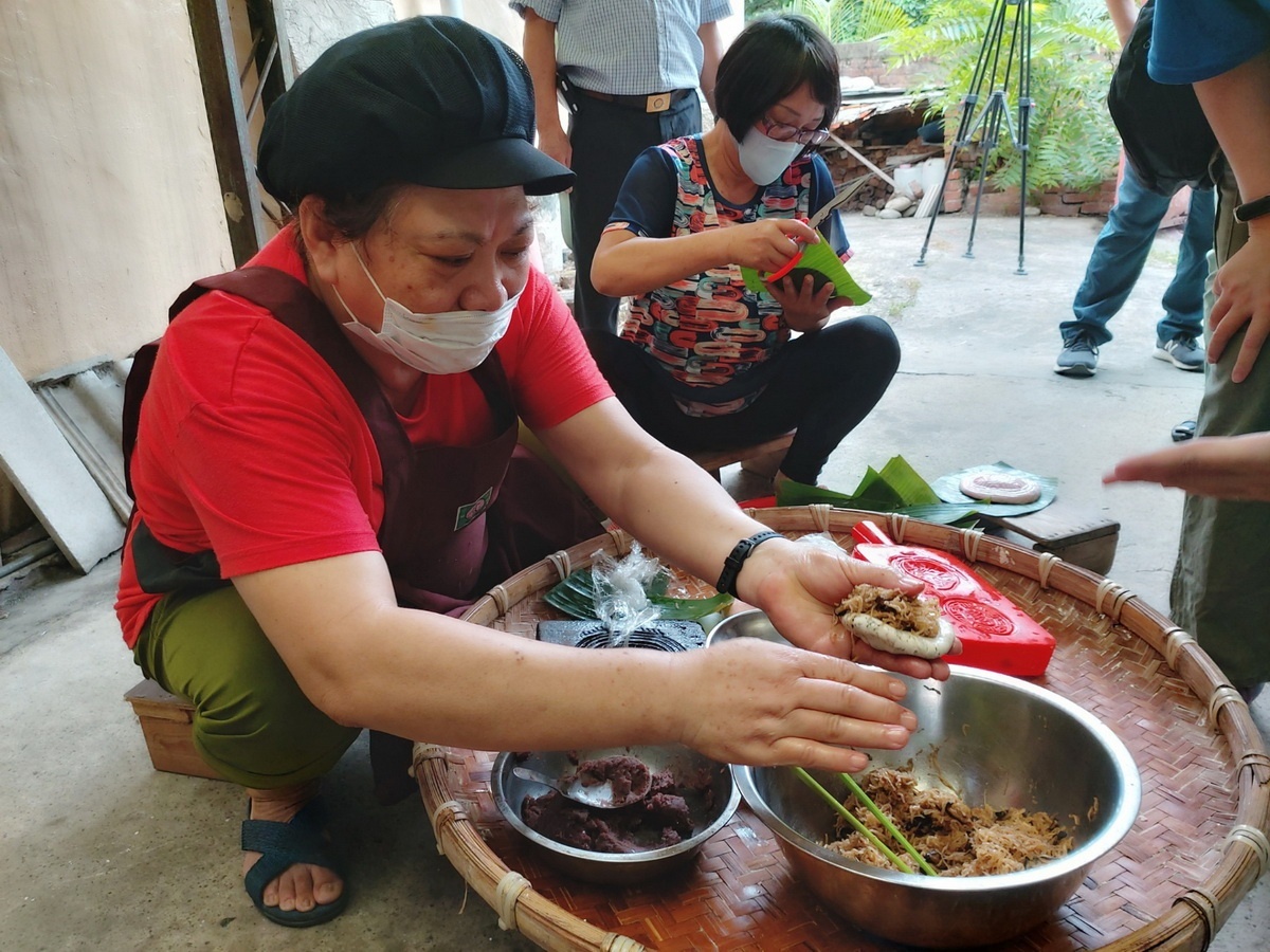 做粿是農家敬天地敬鬼神最虔誠的心意，燕姐（左一）傳承3代遵循古法製作紅龜粿。