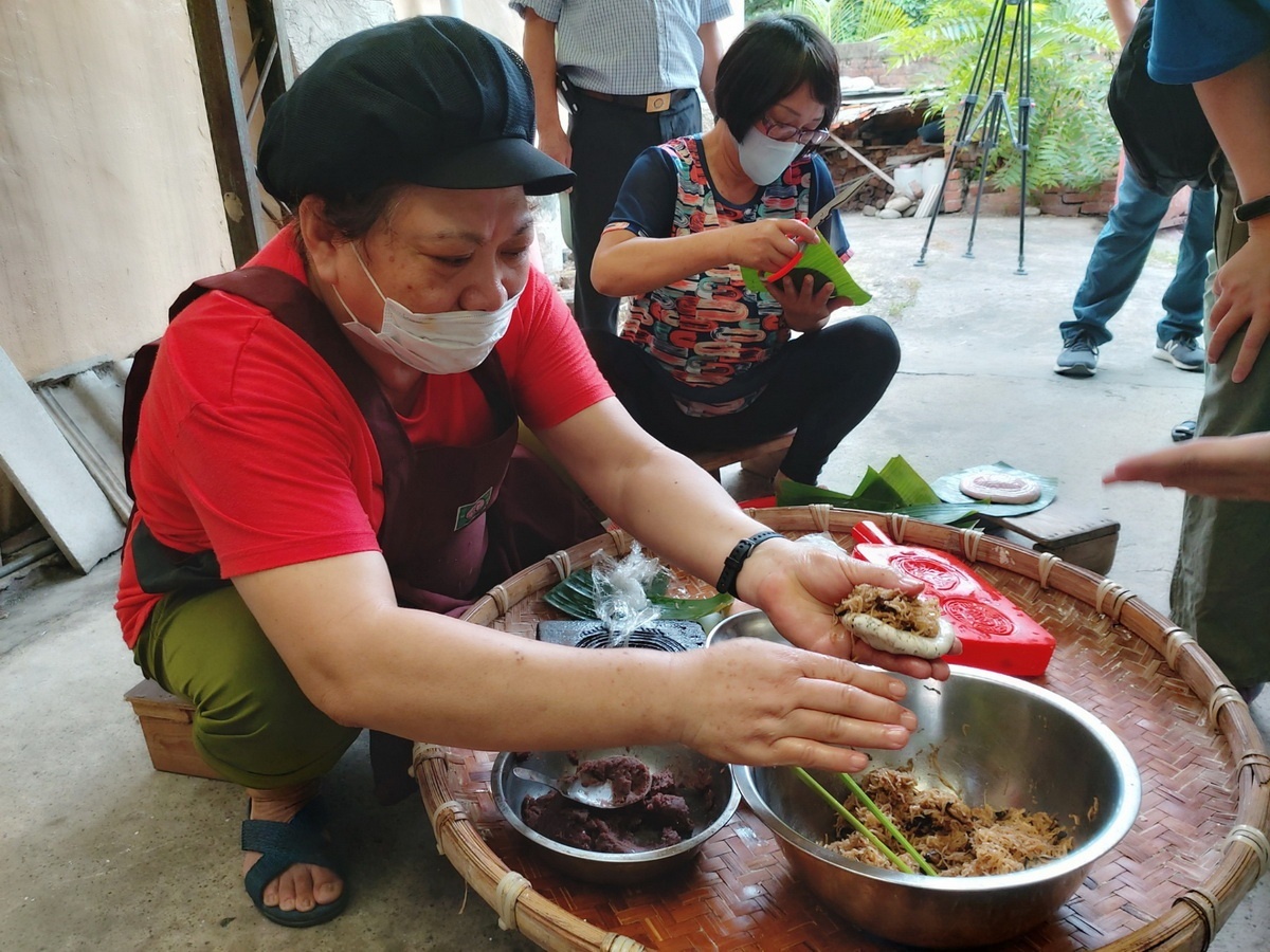 做粿是農家敬天地敬鬼神最虔誠的心意,燕姐(左一)傳承3代遵循古法製作紅龜粿。