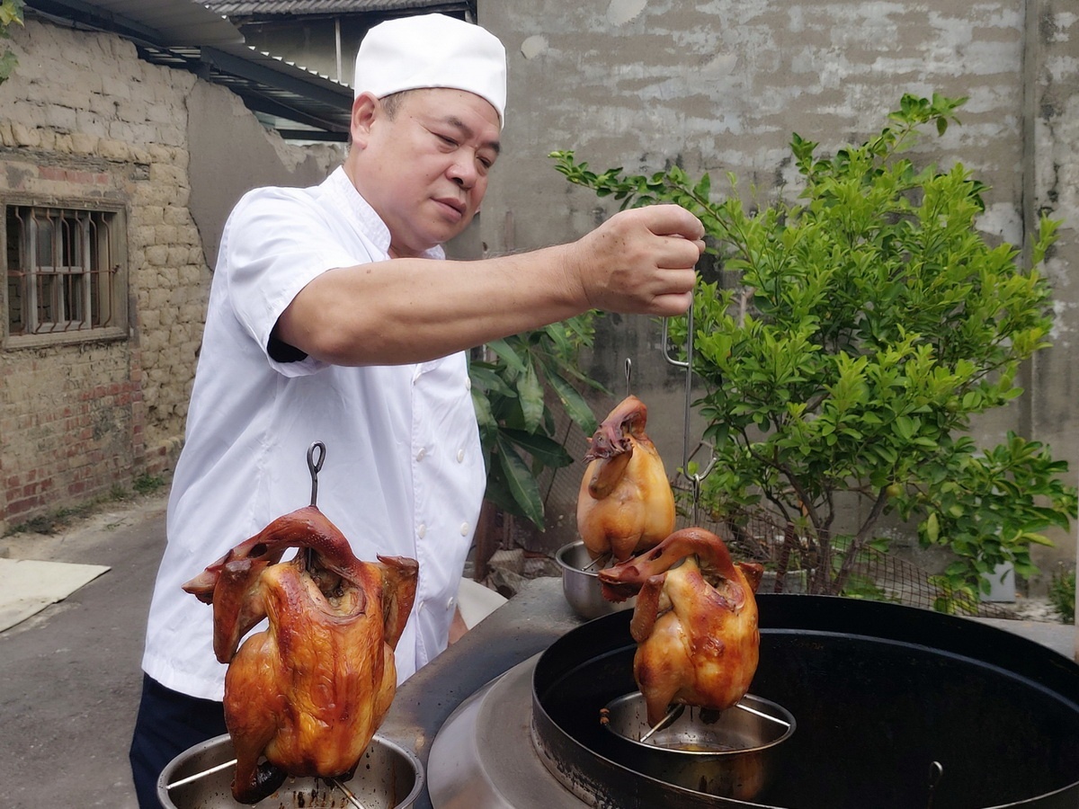 阿祿師的甕仔雞汁鮮味美，一試成主顧！