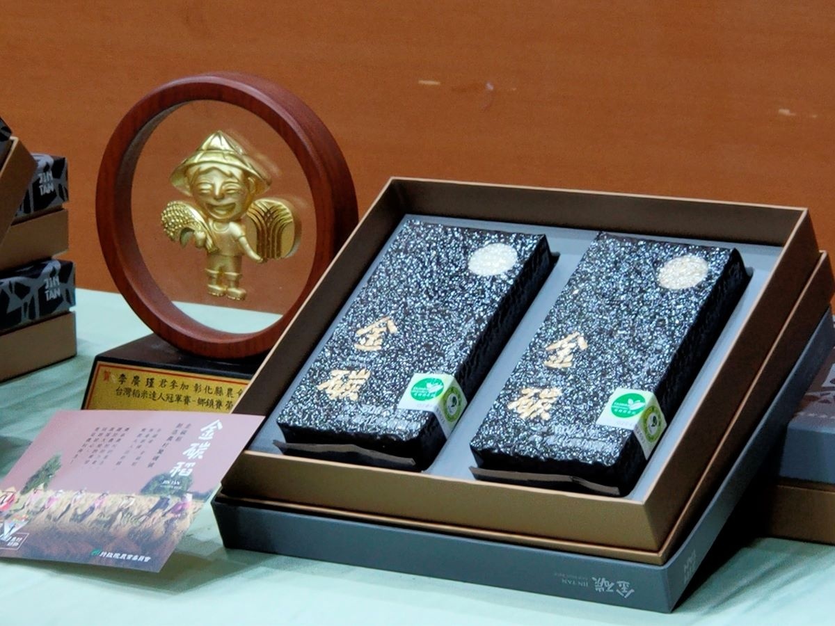 埔鹽大有社區「金碳稻」獲選為金馬57貴賓禮品，成為彰化之光。圖／記者鄧富珍攝