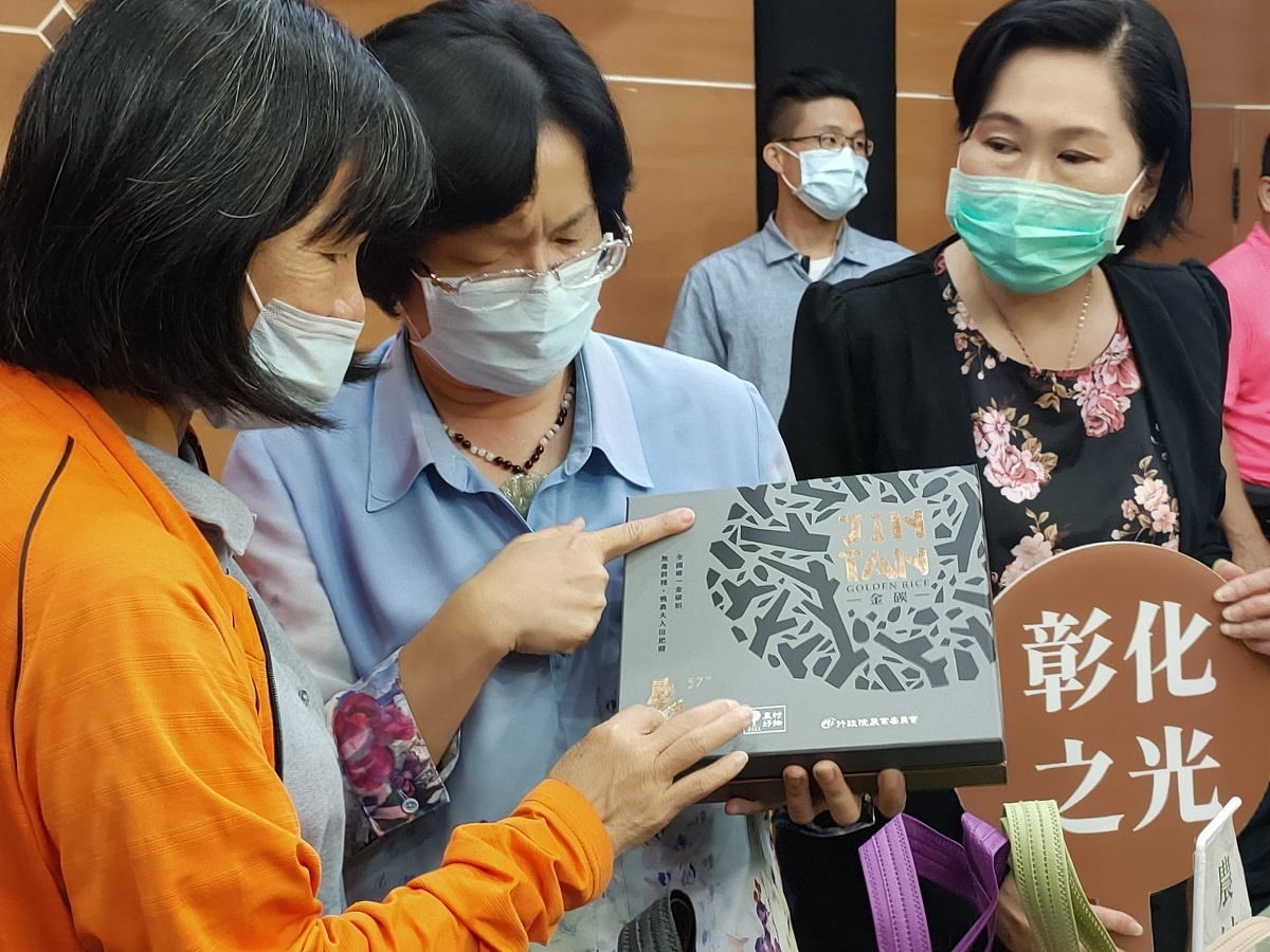 縣長王惠美與社區榮譽理事長吳素秋大有社區金碳稻禮盒交流。圖/記者鄧富珍攝