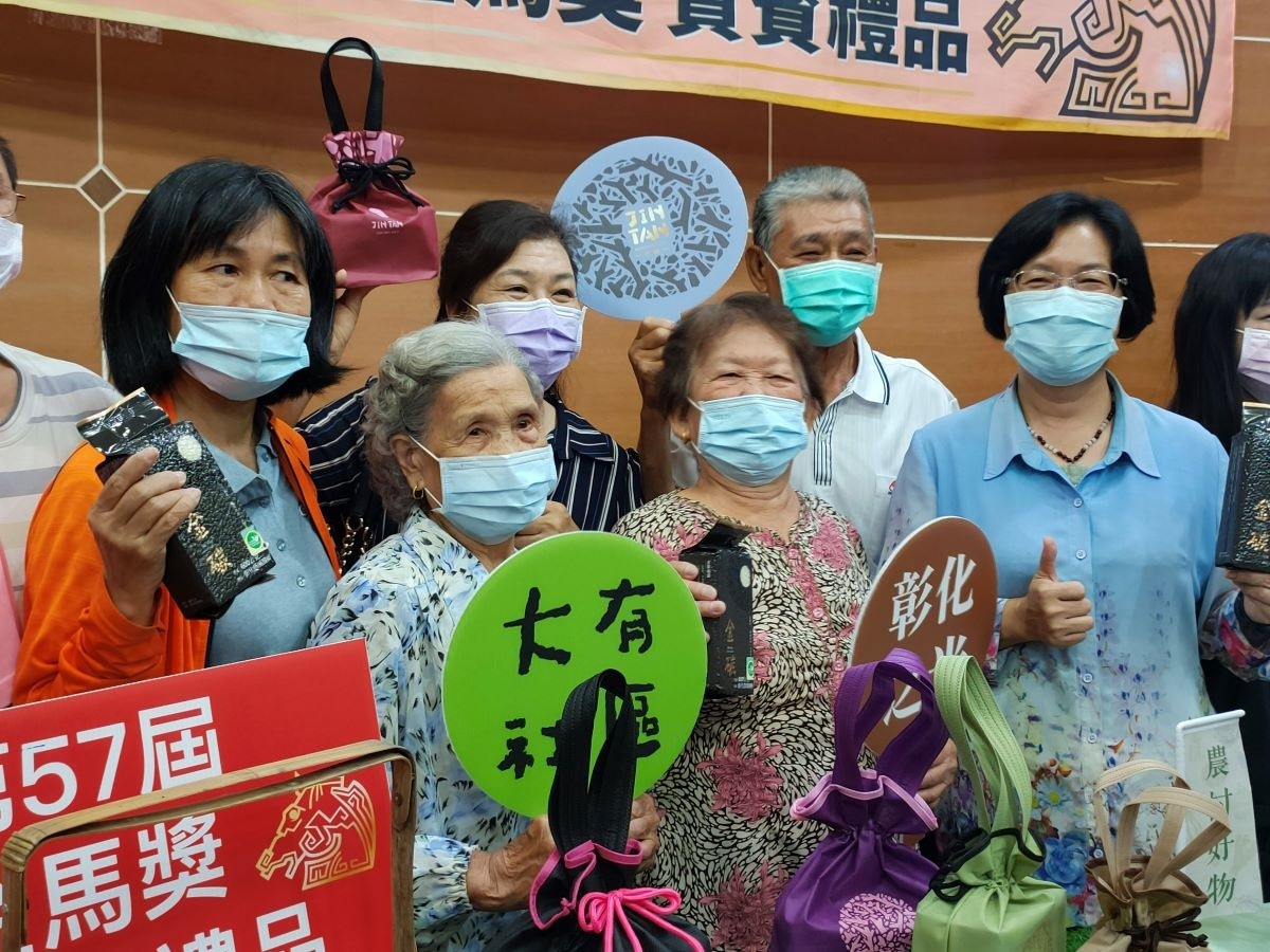縣長王惠美感佩大有社區的長輩農忙時,在社區耕耘金碳稻的辛苦。圖/記者鄧富珍攝
