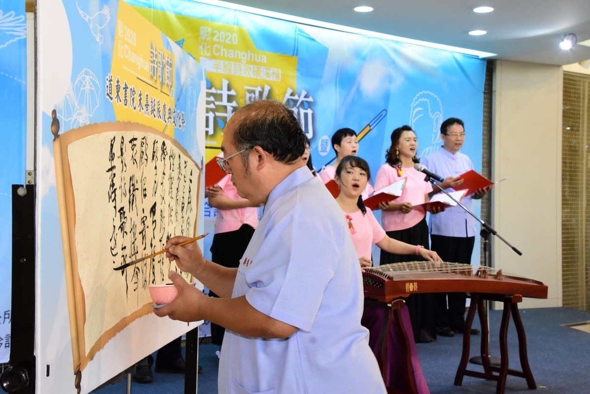 朱熹慶典文化祭記者會上的詩歌吟唱與揮毫。圖˙/記者鄧富珍攝