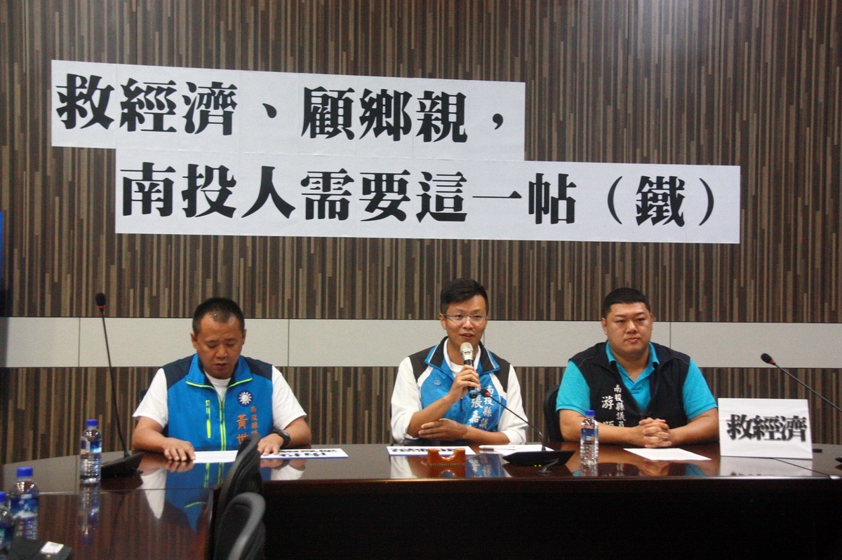 張嘉哲說南投人需要這一帖。(記者扶小萍攝)