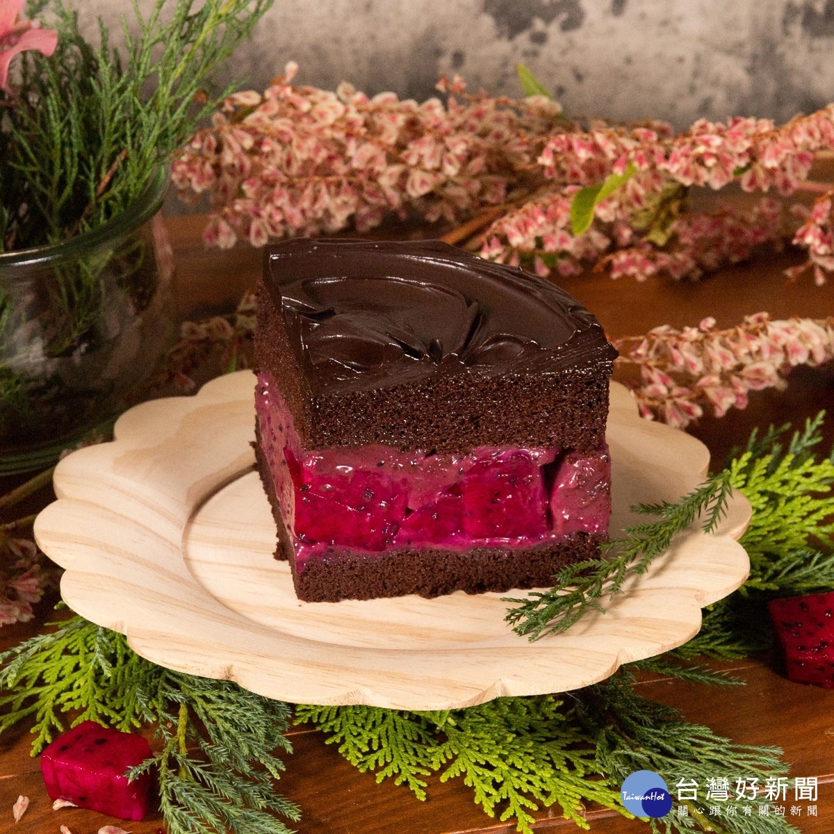 野莓慕斯夾餡飽含覆盆子、黑醋栗以及荔枝，三種水果交織成酸酸甜甜有如戀愛般的滋味。
