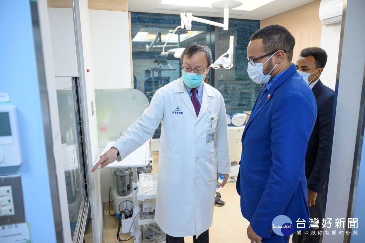 員基院長李國維（左）說明牙科輕軌運作，降低院內感染風險。圖／彰基醫院提供