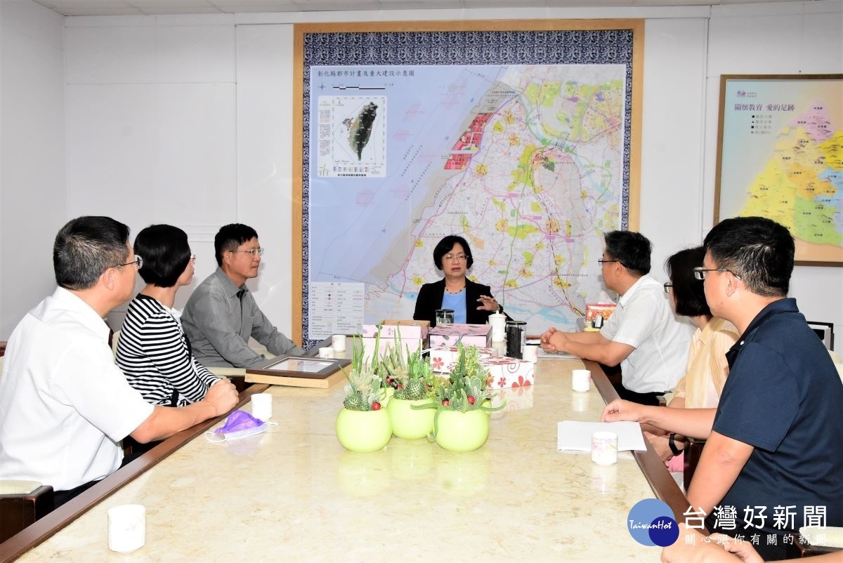 縣長王惠美頒發首張初級加工場授證後與青農們交流。