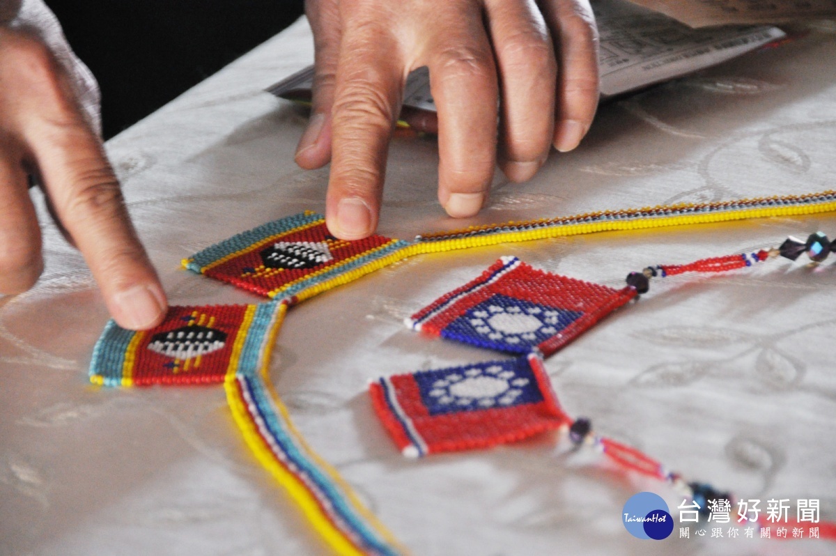 遠渡重洋，耗時8小時製作的史瓦帝尼編織珠鍊。圖／明道大學提供