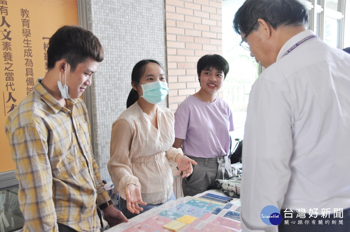 大一的越南同學用華語向師長推銷文青風商品。圖/明道大學提供