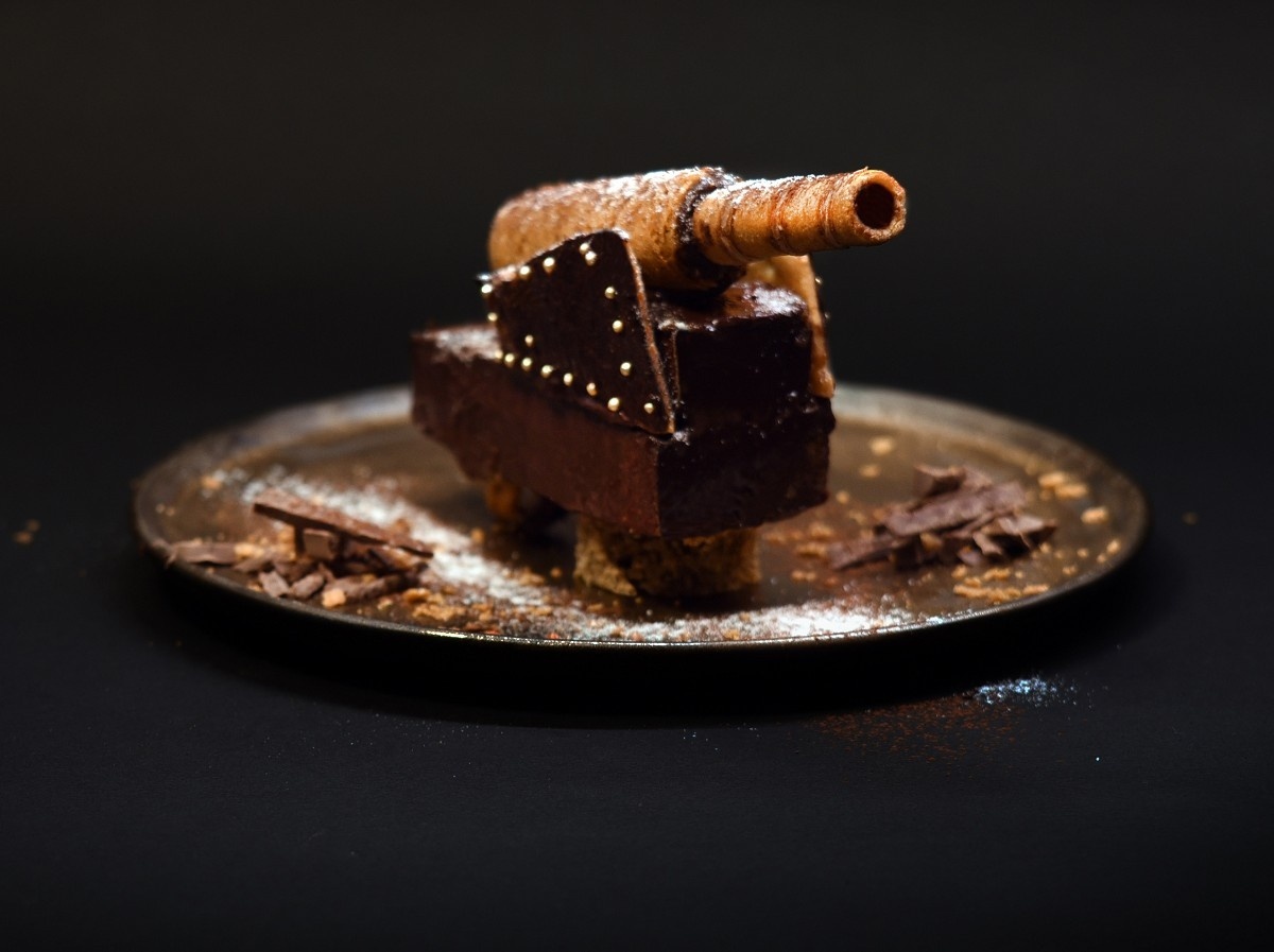 《滬尾礮臺大砲蛋糕》，以茶磅蛋糕做底座，組合蛋捲砲管，就完成一個能吃的大砲，過去保家衛國的工具，現在是餐桌上有趣的創意甜品。