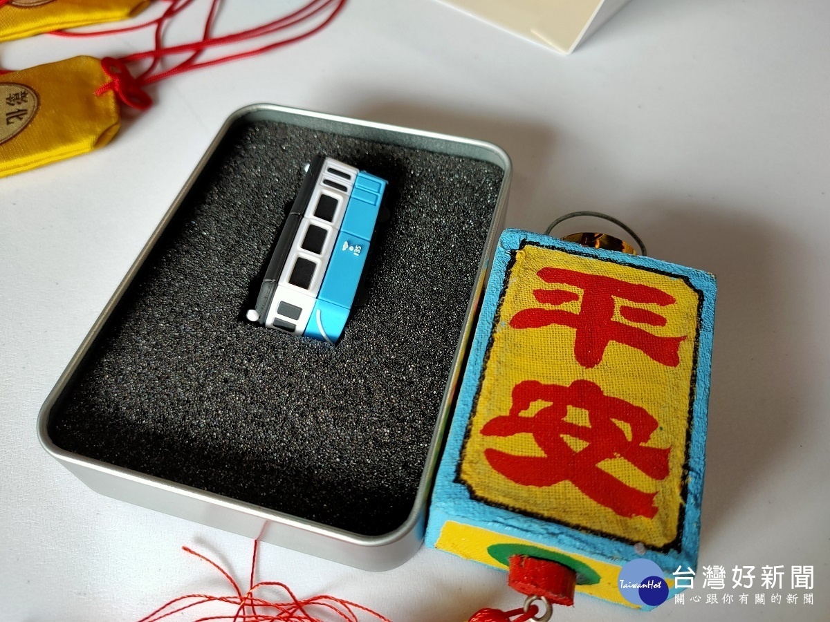 隱藏版的火車USB隨身碟。圖/記者鄧富珍攝