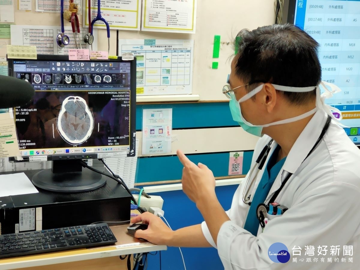 彰化秀傳急診部主任童春濱將AI軟體結合醫院的影像與資訊系統，讓疑似腦出血的病人在急診掃描腦部電腦斷層後，由AI判讀是否腦出血。圖／記者鄧富珍攝