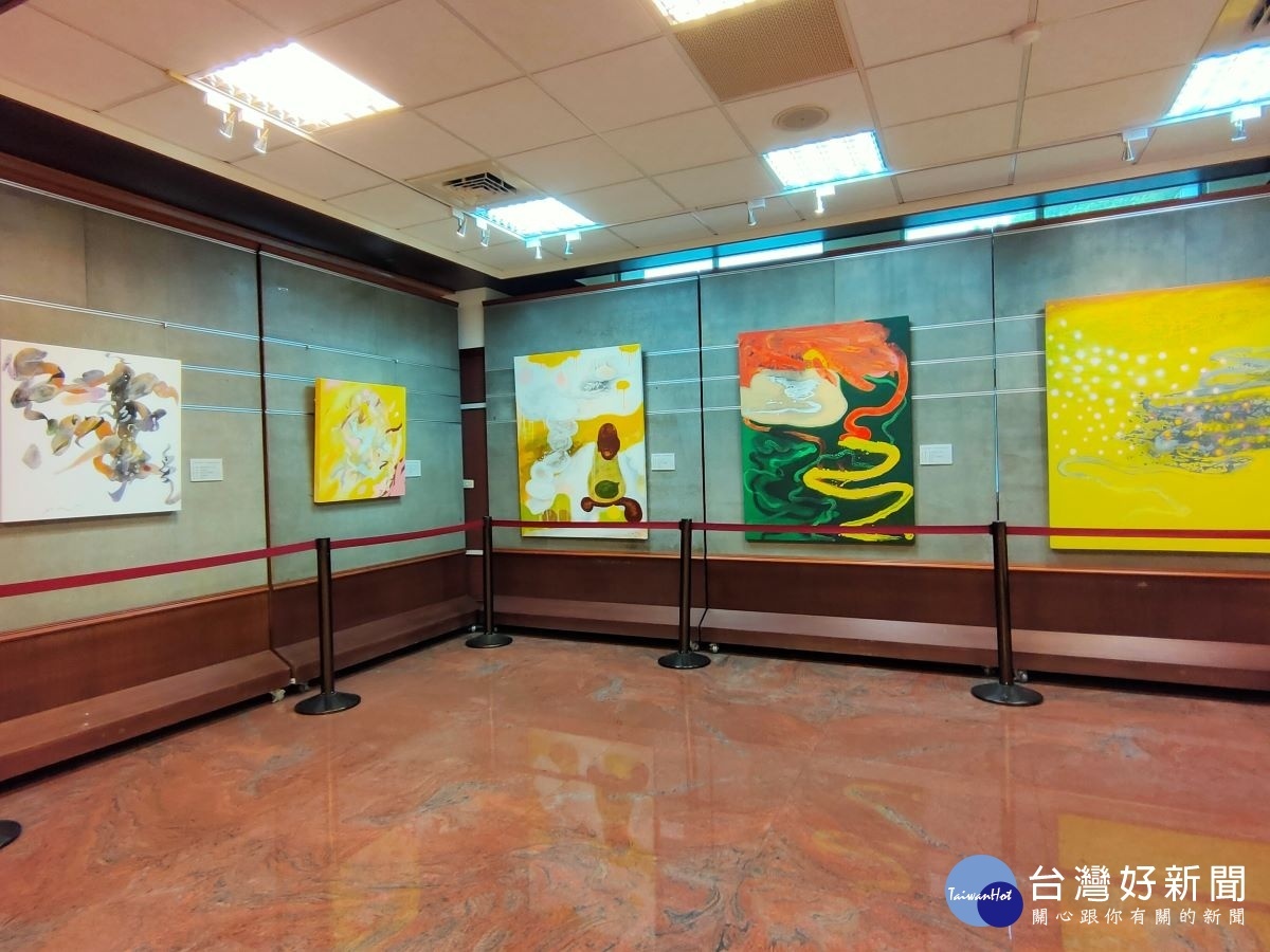 建國科大許世芳副教授「超以象外-抽象創作展」圖／記者鄧富珍攝