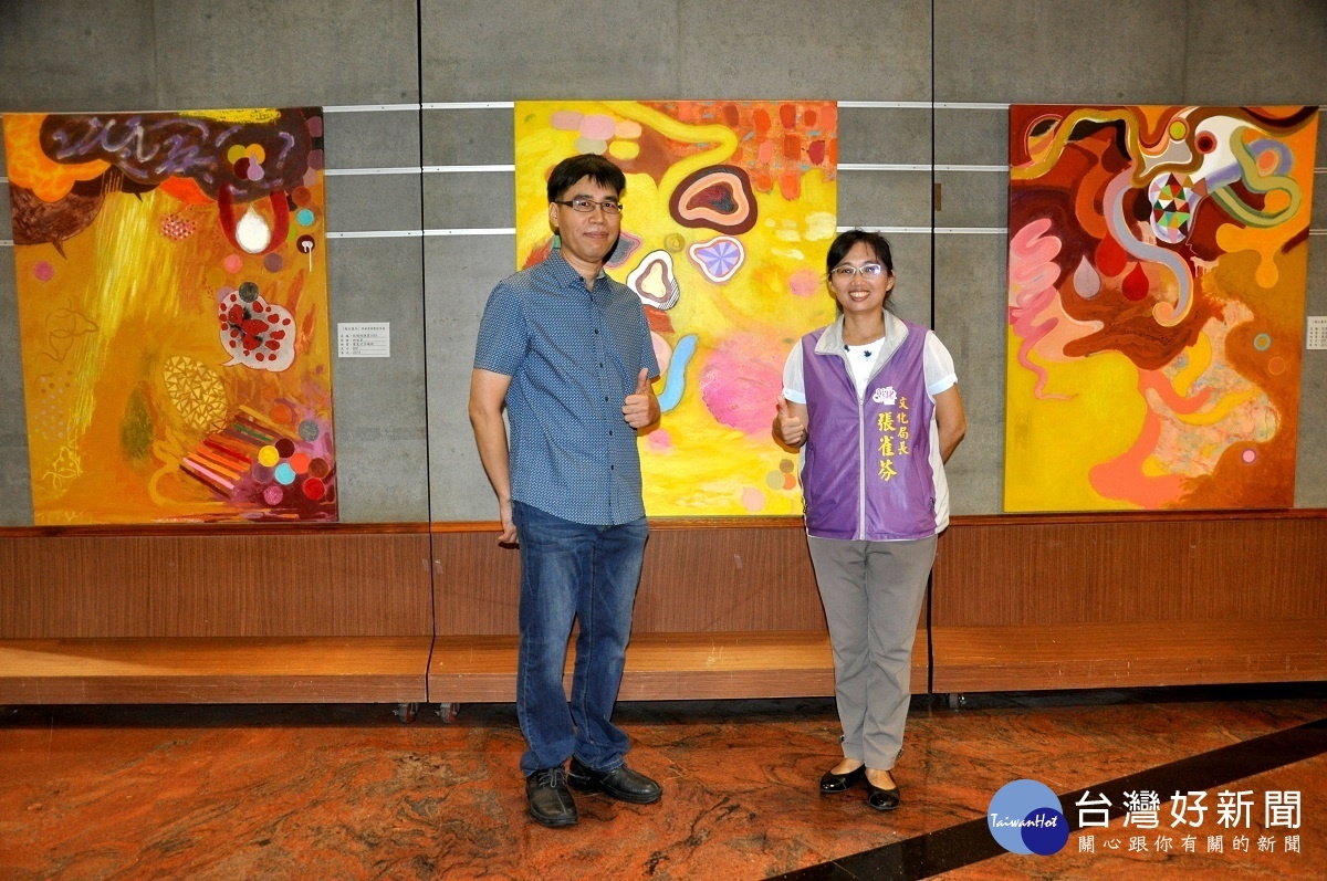 許世芳老師舉辦個展，彰化文化局張雀芬到場祝賀。