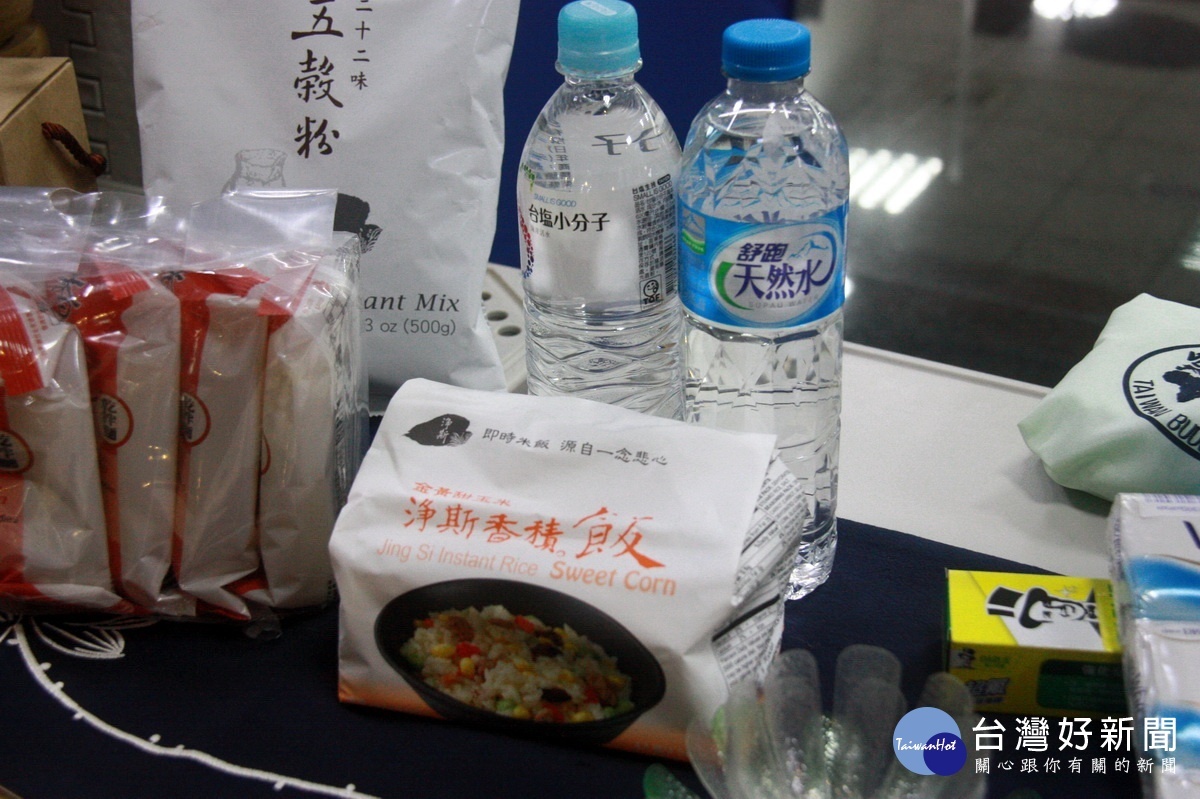 淨斯香積飯以冷水泡即可食用。(記者扶小萍攝)