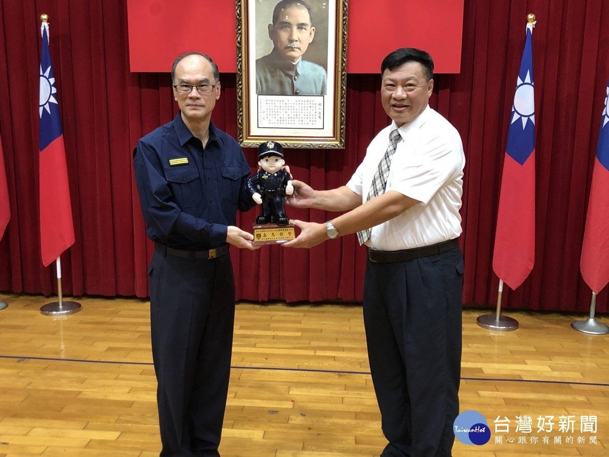 伸仁紡織捐贈彰警指揮棒,由警察局局長許錫榮及交通警察隊隊長林世明代表接受捐贈。圖/彰化縣警察局提供
