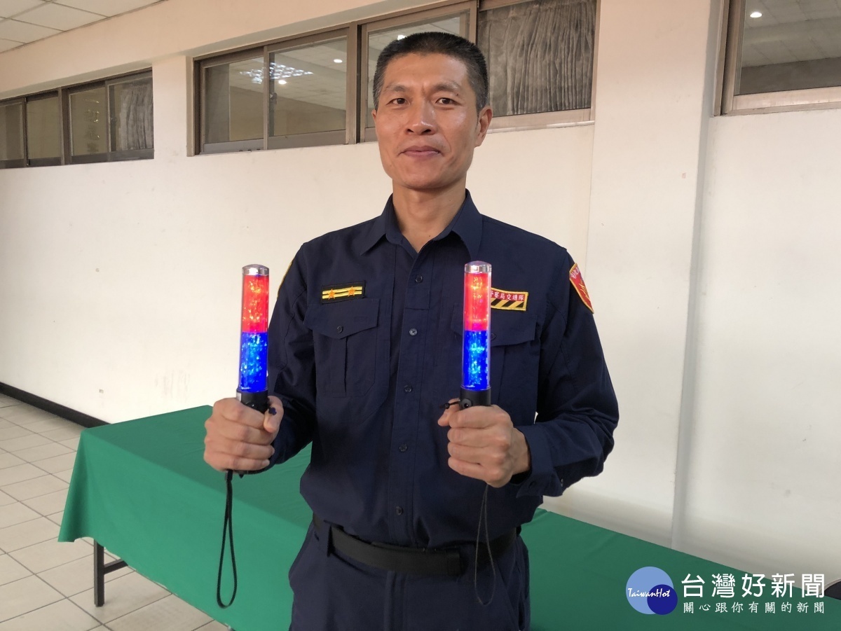 伸仁紡織捐贈彰警指揮棒。圖/彰化縣警察局提供