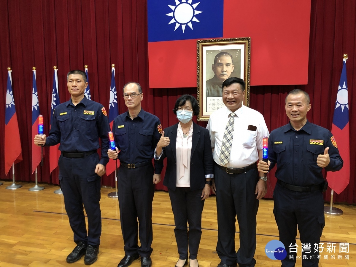 伸仁紡織捐贈彰警指揮棒,執勤安全一級棒。圖/彰化縣警察局提供