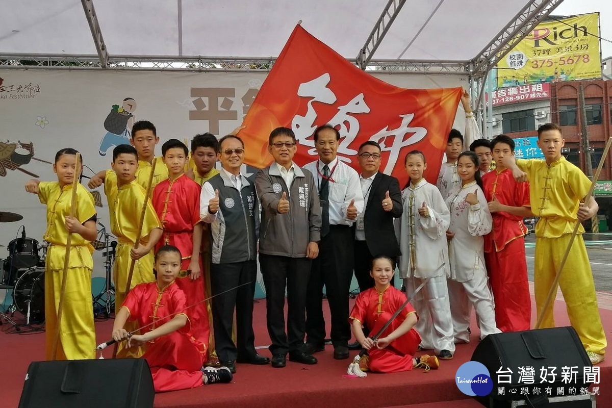 平鎮國中武術隊展現保鄉衛土的壯志情懷,表演後與客家局長及平鎮區長合影。