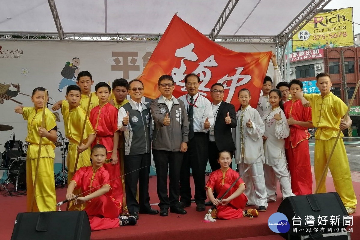 平鎮國中武術隊展現保鄉衛土的壯志情懷，表演後與客家局長及平鎮區長合影。