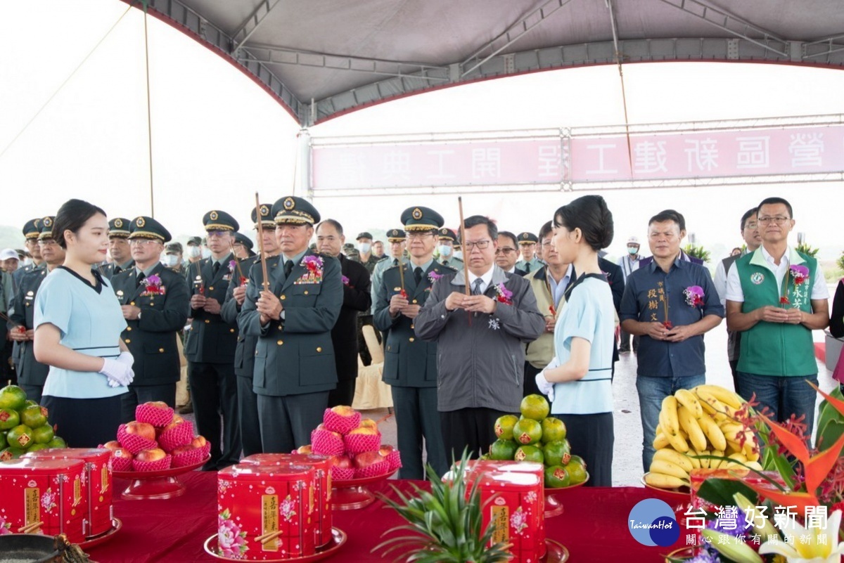 桃園市長鄭文燦、陸軍司令陳寶餘等人共同焚香祈祝八德育勤營區新建工程順利。