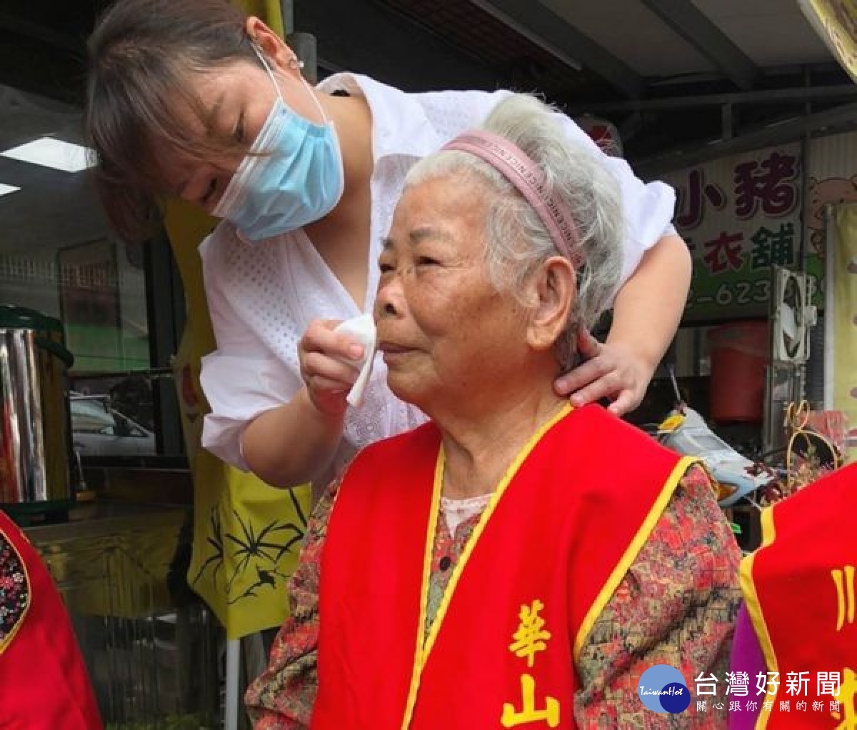 華山基金會北港愛心天使站於長期支持公益的「北港土香小農店舖」辦理感恩茶會，歡慶建站13週年，邀小農與孤老們同樂。（記者陳昭宗拍攝）