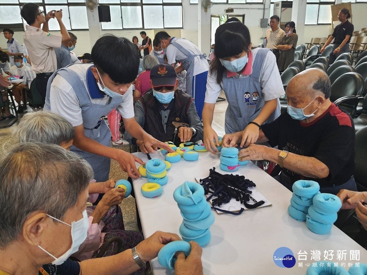 三代同堂已不常見　達德學生重陽節青銀同樂健康對「襪」來