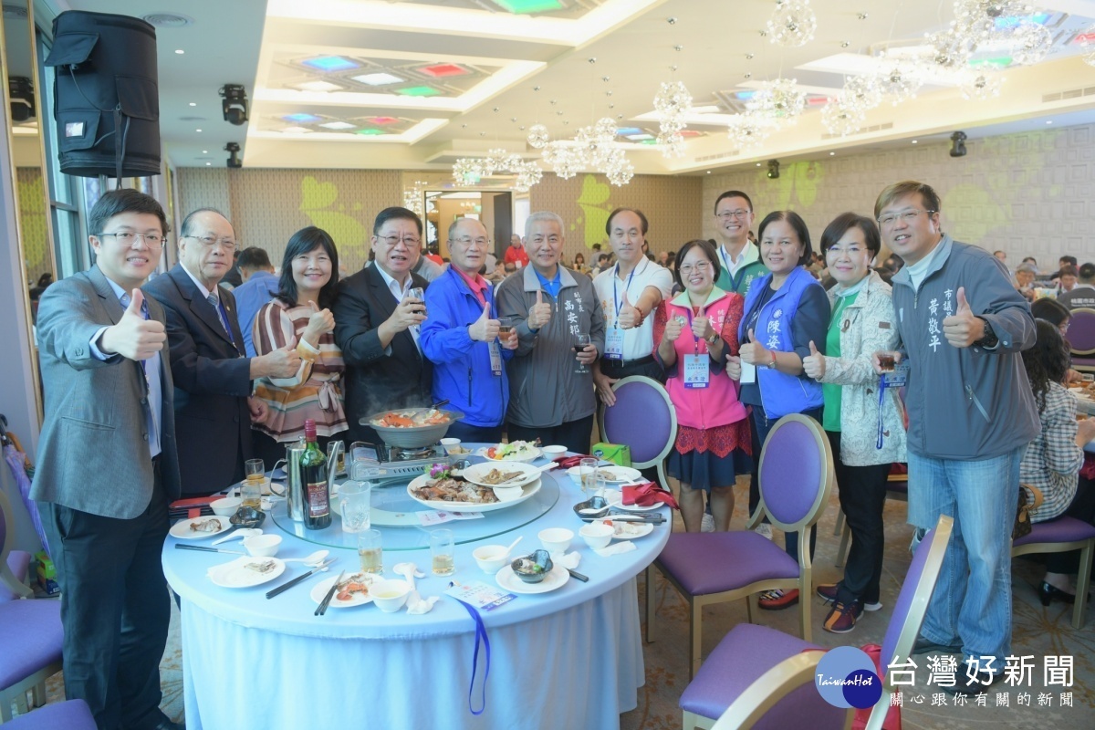 桃園市議會109年歷屆議員聯誼會，歷屆及現任議員均踴躍出席，會中互相寒暄十分熱絡。