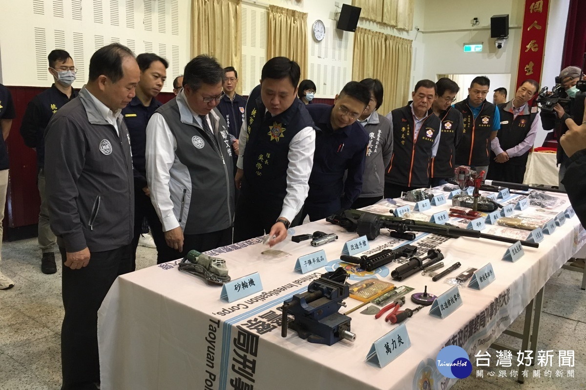 桃園市警察局楊梅分局偵破改造槍械工廠案，桃園市長鄭文燦查看所查獲的槍枝、工具、半成品等物。