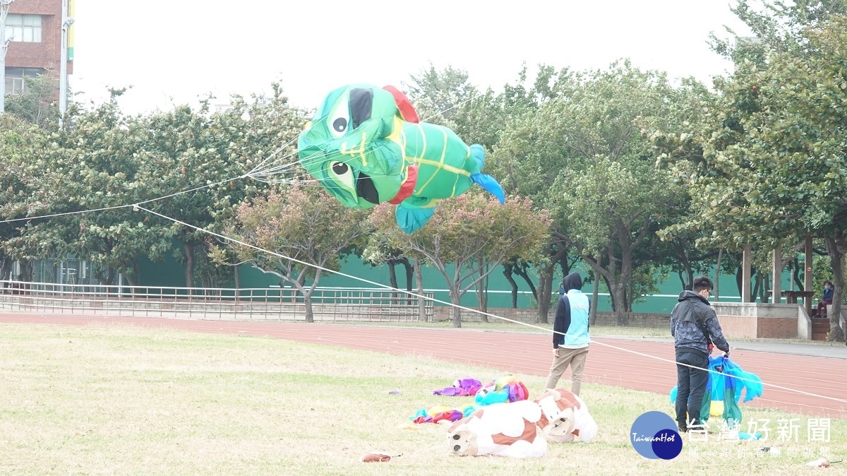 5米長的醒獅軟體風箏正式起飛。