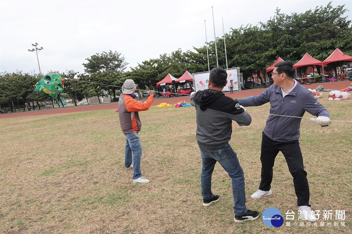 鹿港鎮長許志宏與貴賓一同放飛5米長的醒獅軟體風箏，宣告「2020鹿港風箏節」活動正式啟動。