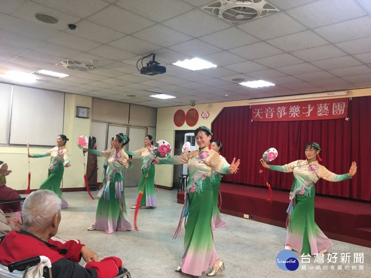 重陽關懷送桃園榮家 天音樂舞演藝團歡樂伴長者