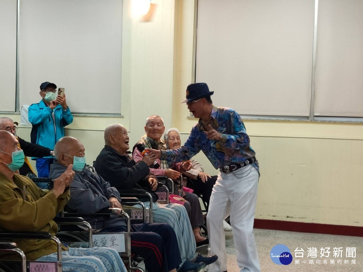 重陽關懷送桃園榮家 天音樂舞演藝團歡樂伴長者