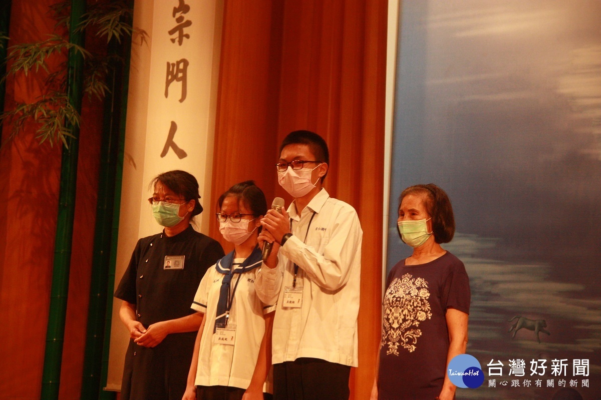 吳同學上台見證感恩。(記者扶小萍攝)