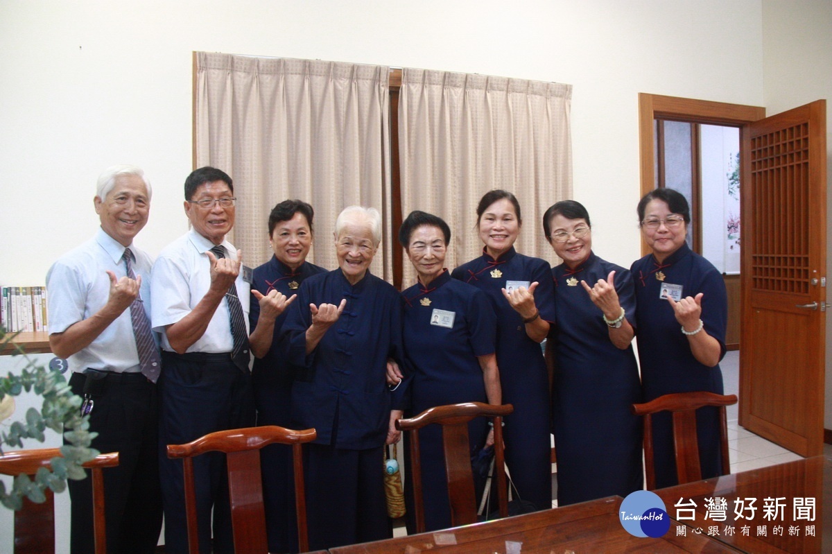 陳綢阿嬤(左四)祝同學事試都順利。(記者扶小萍攝)