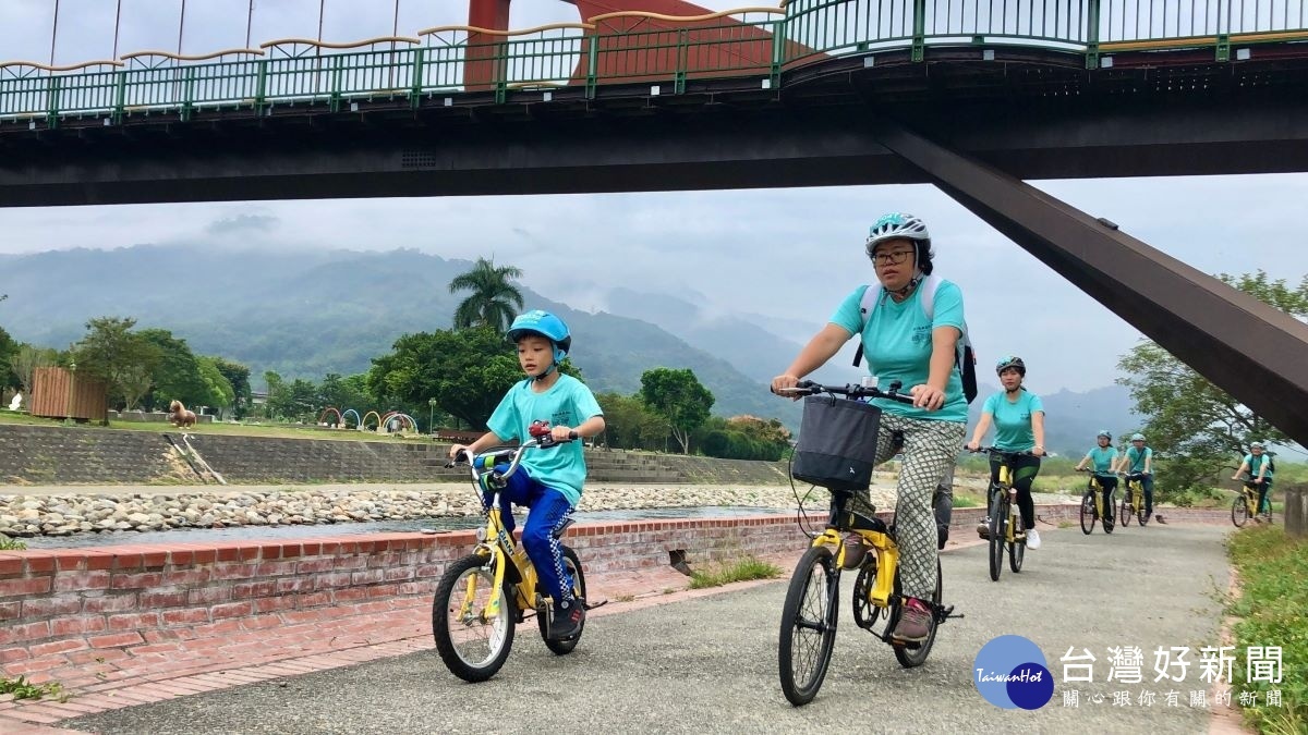 親子悠活組,騎乘路線為水里溪畔旁的水里水岸自行車道