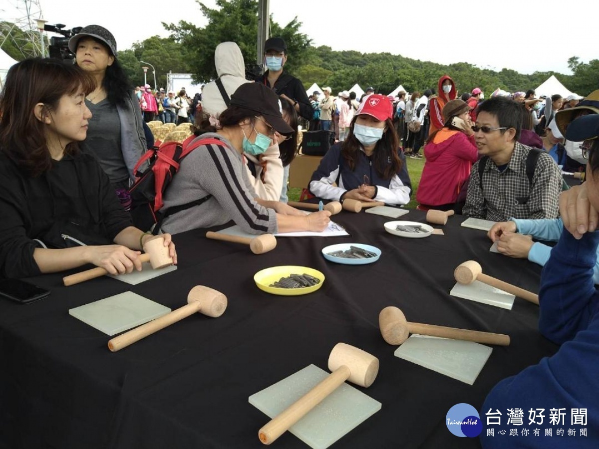 活動現場設置近50個攤位,擺出各式體驗DIY與美食,民眾透過體驗了解中高齡就業服務措施。