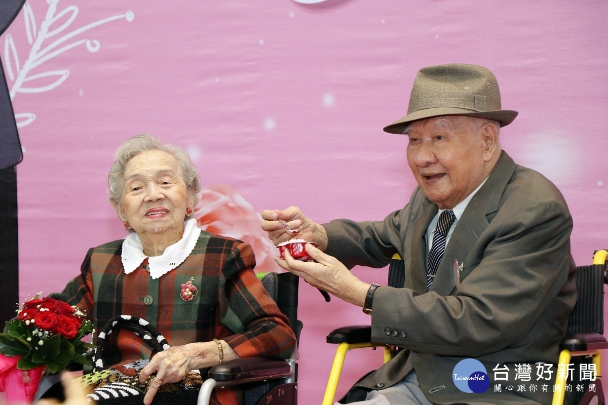 年齡及婚齡最長的98歲邱錦明醫師與太太邱張瓊芳女士／嘉義市府提供
