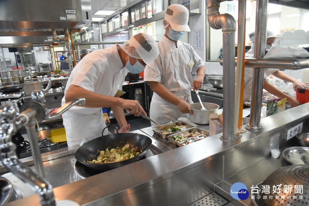 各隊都非常用心於食材選擇烹煮。