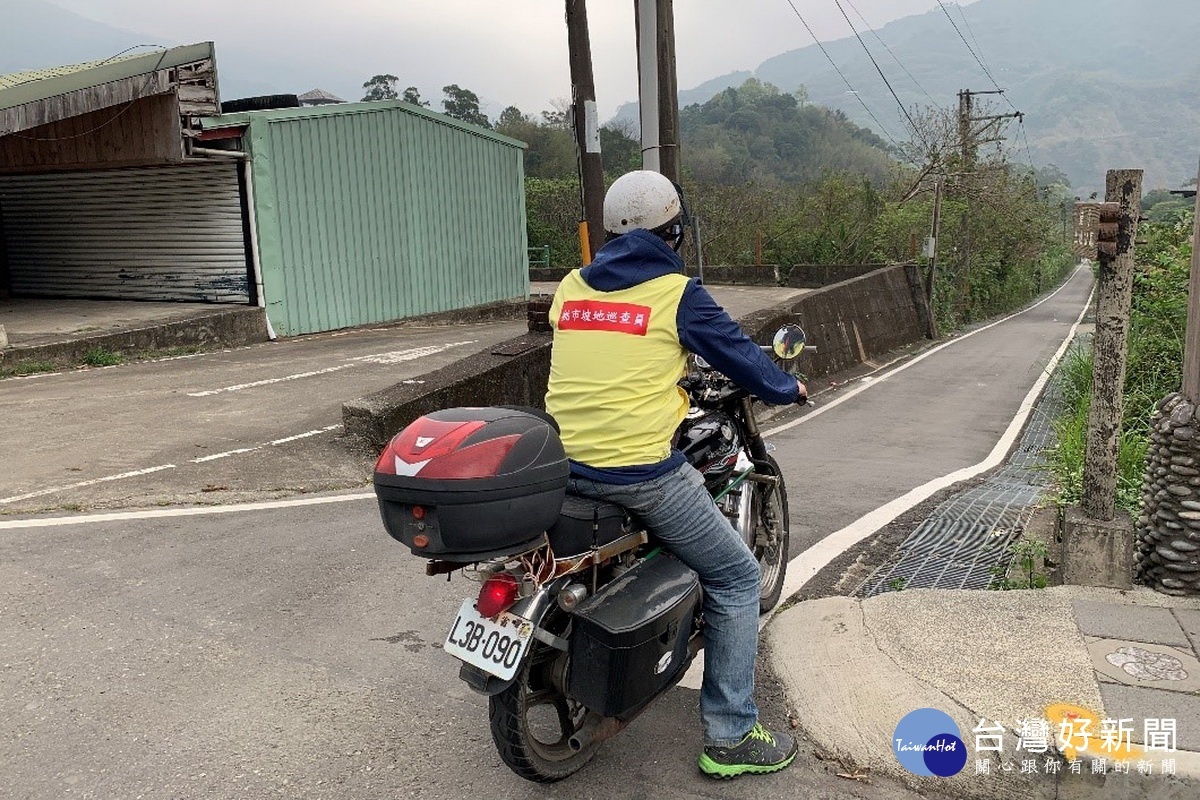 巡查地點大多偏僻難以抵達，坡地巡查員巡查時必需乘機車，風雨無阻前往巡。