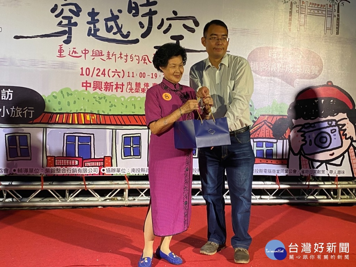 百人宴餐桌同時舉辦50-60年代服裝入席走秀,由當地的一位魏媽媽獲得最高票獲的第一名。(圖/記者賴淑禎攝)