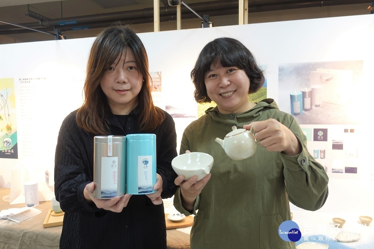 中原大學文創所二年級的徐裕惟(右)與畢業生胡佩寰(左)，為龍潭設計客家茶葉品牌「潭茶」系列作品
