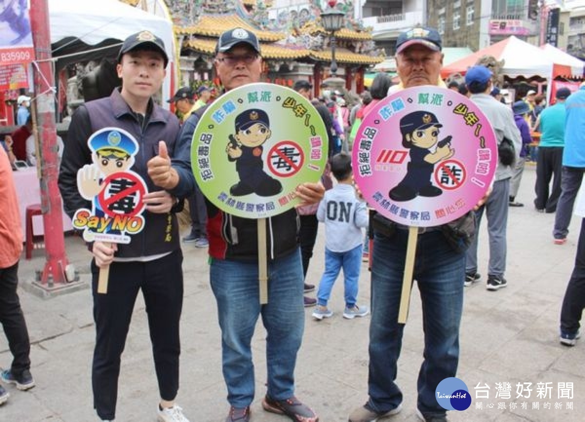 北港警分局深耕在地,於九九重陽健行活動現場設攤與長輩及民眾同歡,亦藉活動在朝天宮廣場實施反詐騙及安居專案宣導,氣氛熱鬧融洽。