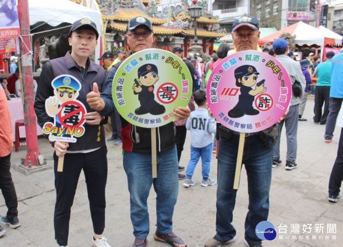 北港警分局深耕在地，於九九重陽健行活動現場設攤與長輩及民眾同歡，亦藉活動在朝天宮廣場實施反詐騙及安居專案宣導，氣氛熱鬧融洽。