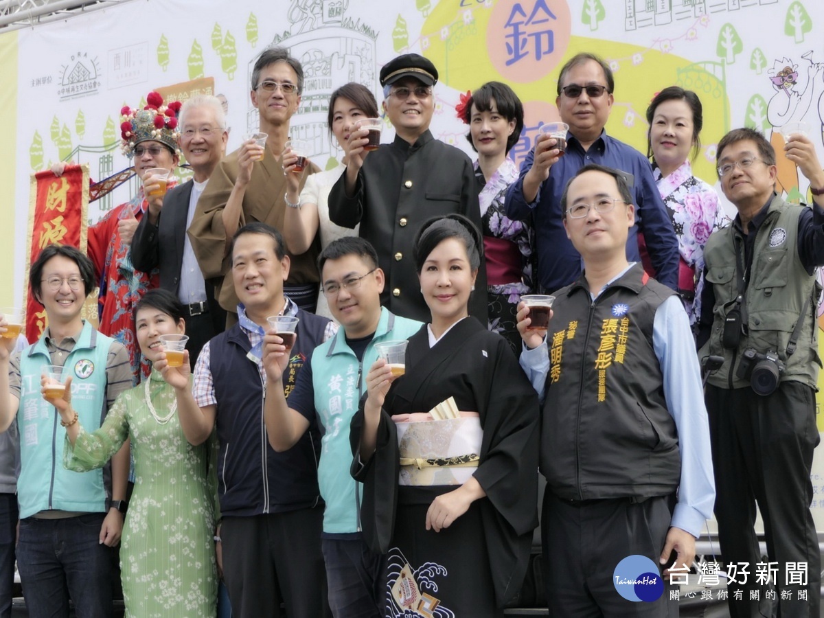 開幕活動上,文化局長張大春(前左3)中城再生文化協會祕書長陳冬梅(前左2)西川淑敏(前右2)舉杯預祝活動圓滿順利《開車不喝酒 . 喝酒不開車》