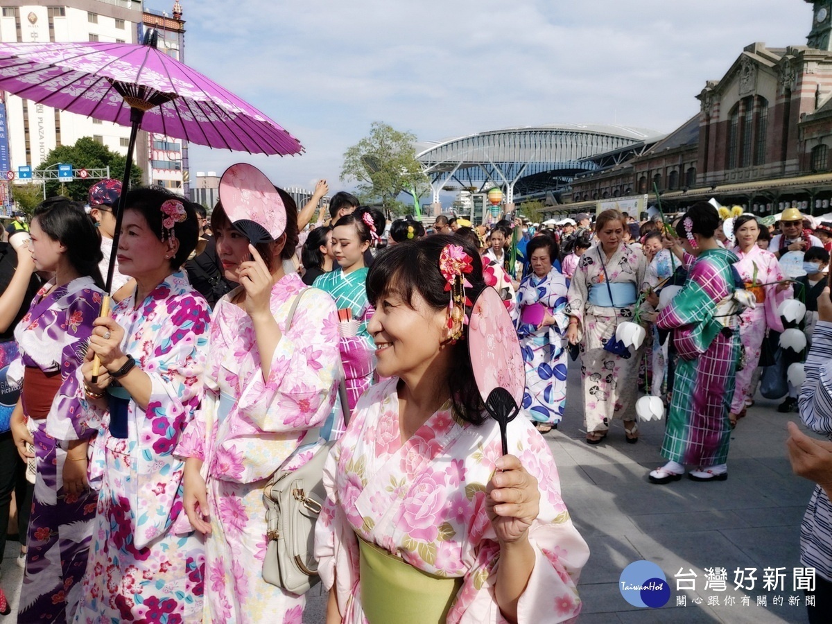 變裝踩街遊行隊伍不分男女老少，都精心打扮盛裝出席。